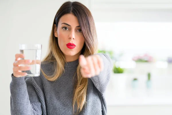 Joven Hermosa Mujer Bebiendo Vaso Agua Casa Señalando Con Dedo — Foto de Stock