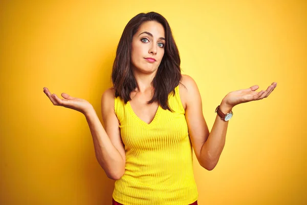 Young Beautiful Woman Wearing Shirt Standing Yellow Isolated Background Clueless — Stock Photo, Image