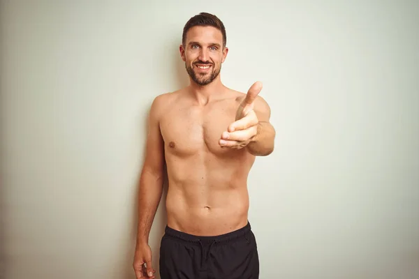 Jovem Bonito Homem Sem Camisa Sobre Fundo Isolado Sorrindo Amigável — Fotografia de Stock