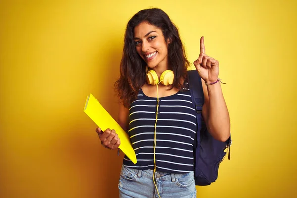 Student Kvinna Bär Bakcpack Notebook Hörlurar Över Isolerad Gul Bakgrund — Stockfoto