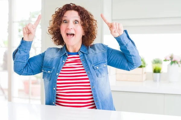 Mujer Mayor Mediana Edad Con Pelo Rizado Usando Chaqueta Mezclilla —  Fotos de Stock