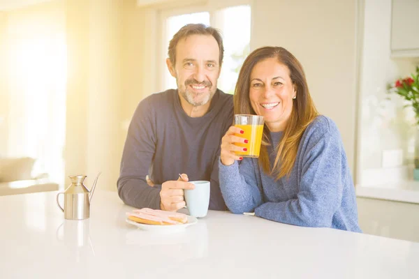 Hermosa pareja romántica de mediana edad que tiene saludable breaskfast i —  Fotos de Stock