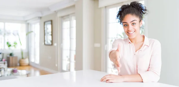 Vidvinkel Vacker Afrikansk Amerikansk Kvinna Med Afro Hår Leende Vänlig — Stockfoto