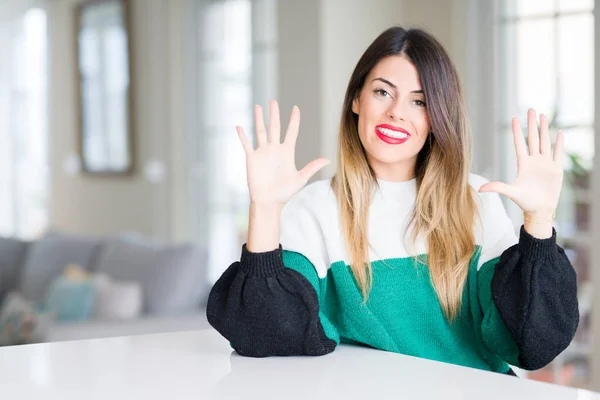 Jovem Mulher Bonita Vestindo Camisola Inverno Casa Mostrando Apontando Para — Fotografia de Stock