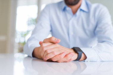 Beyaz masa üzerinde çarpı işareti adam elinde kapat