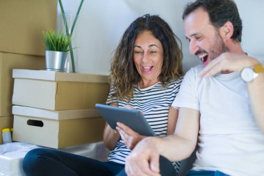 Orta yaş Senior romantik çift içinde aşk oturma üzerinde the Apartme