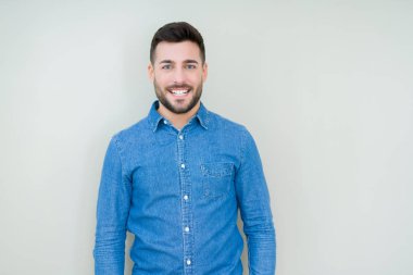 Yakışıklı delikanlı yüzünde mutlu ve güzel bir gülümseme ile izole arka plan üzerinde. Şanslı kişi.