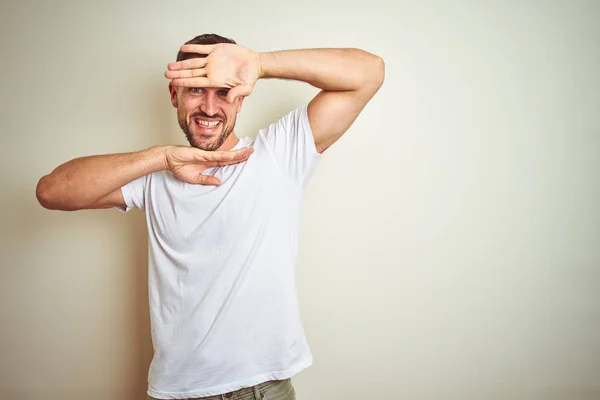 Joven Hombre Guapo Con Camiseta Blanca Casual Sobre Fondo Aislado —  Fotos de Stock