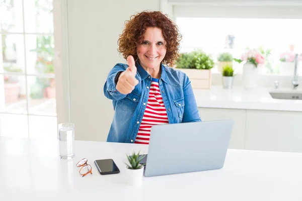 Mujer Mayor Que Trabaja Con Computadora Portátil Feliz Con Una — Foto de Stock