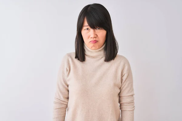 Jovem Mulher Chinesa Bonita Vestindo Camisola Gola Alta Sobre Fundo — Fotografia de Stock