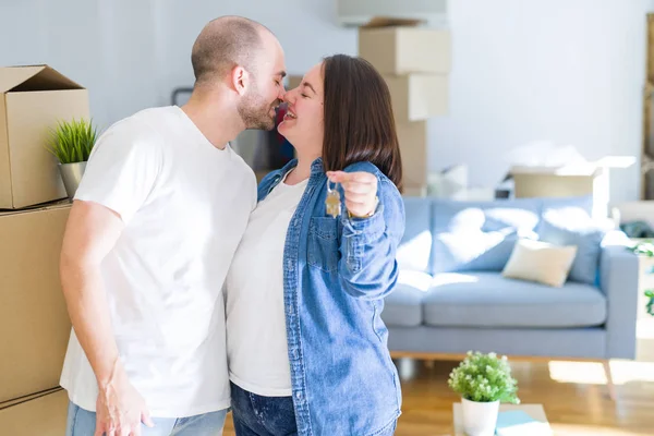 Junges Paar Lächelt Sehr Glücklich Und Zeigt Schlüssel Für Neues — Stockfoto