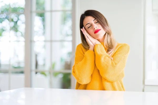 Mooie Jongedame Dragen Winter Trui Thuis Slapen Moe Dromen Poseren — Stockfoto