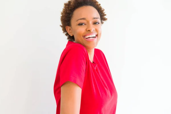 Bela jovem afro-americana sorrindo confiante para o — Fotografia de Stock