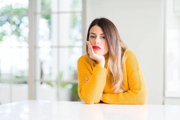 Jovem Mulher Bonita Vestindo Suéter Inverno Casa Pensando Que Parece — Fotografia de Stock