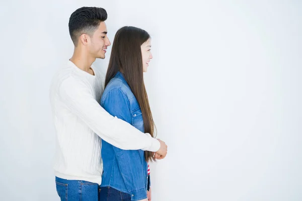 Beau Jeune Couple Asiatique Sur Fond Blanc Isolé Regardant Vers — Photo
