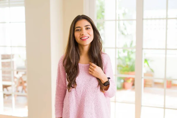 Hermosa Mujer Morena Sonriendo Alegre Mirando Feliz Positiva —  Fotos de Stock