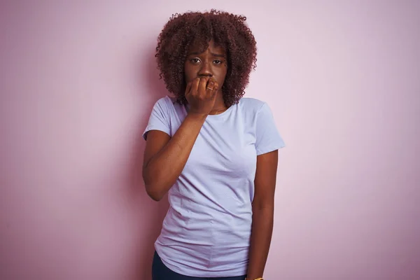 Jonge Afrikaanse Afro Vrouw Dragen Shirt Staande Geïsoleerde Roze Achtergrond — Stockfoto