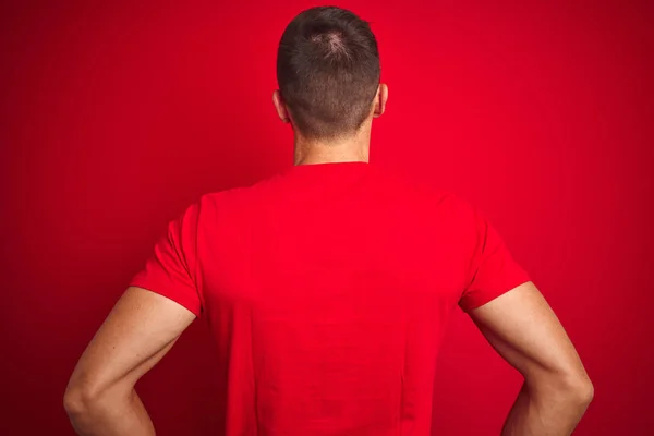 Νέος Όμορφος Άντρας Φορώντας Casual Shirt Πάνω Από Κόκκινο Απομονωμένο — Φωτογραφία Αρχείου