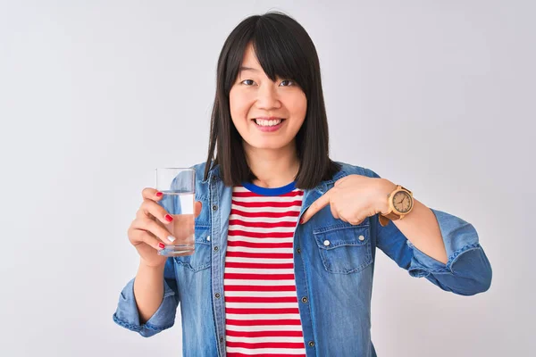 Giovane Bella Donna Cinese Possesso Bicchiere Acqua Sfondo Bianco Isolato — Foto Stock