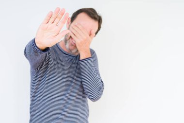 Yakışıklı kıdemli adam elleriyle gözlerini kapsayan izole arka plan üzerinde ve stop jest ile acı ve korku ifadesi. Utandım ve negatif kavramı.