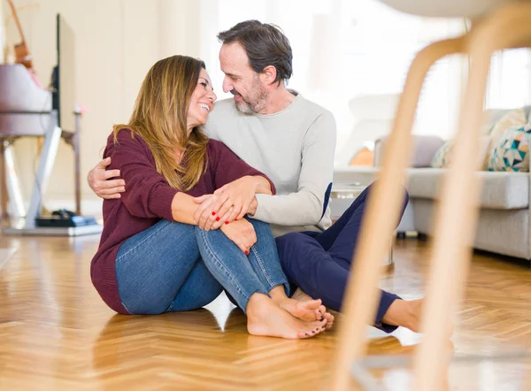 Hermosa pareja romántica sentados juntos en el suelo en casa — Foto de Stock