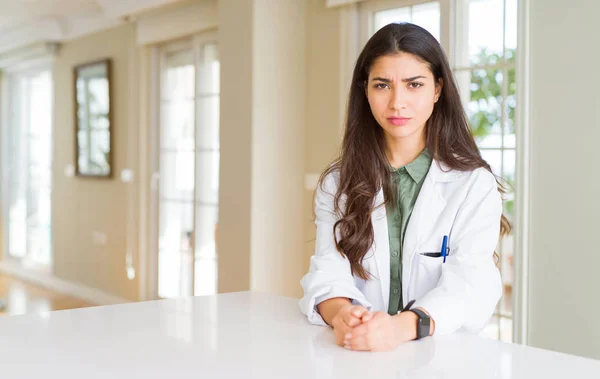 Young Woman Wearing Medical Coat Clinic Therapist Doctor Skeptic Nervous — Stock Photo, Image