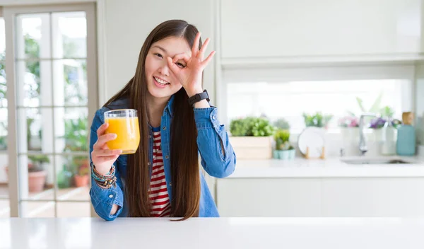 Hermosa Mujer Asiática Bebiendo Vaso Jugo Naranja Fresco Con Cara —  Fotos de Stock