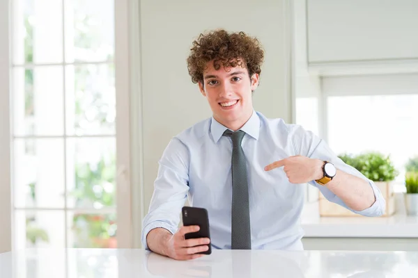 Young Business Man Using Smartphone Office Surprise Face Pointing Finger — Stock Photo, Image