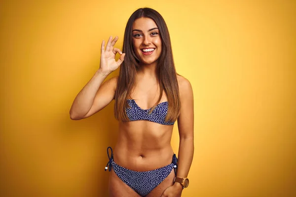 Ung Vacker Kvinna Semester Klädd Bikini Stående Över Isolerad Gul — Stockfoto