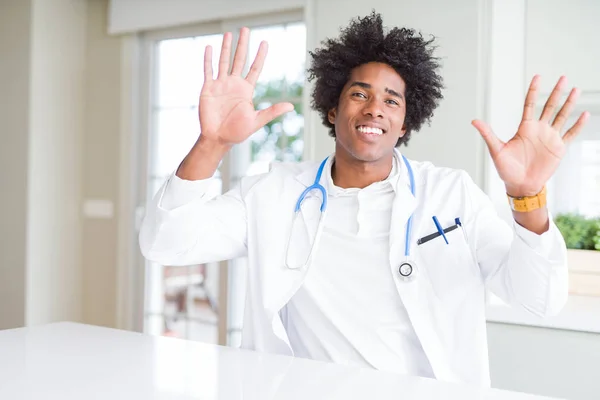 Médico Afroamericano Clínica Mostrando Señalando Con Los Dedos Número Diez — Foto de Stock