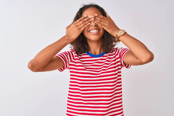 Jovem Brasileira Vestindo Camiseta Listrada Vermelha Sobre Fundo Branco Isolado — Fotografia de Stock