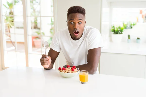 Hombre Afroamericano Joven Desayunando Sano Por Mañana Asustado Shock Con — Foto de Stock