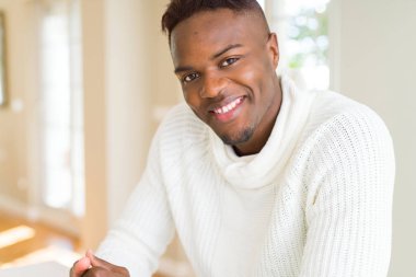 Gülümseyen yüzünde kocaman bir gülümseme ile neşeli Afrika yakışıklı genç