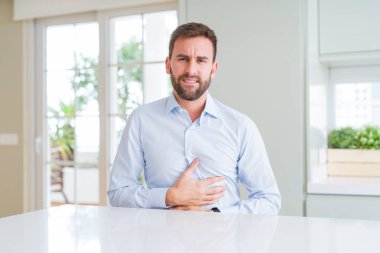 Mide bulantısı, ağrılı hastalık duygusunu nedeniyle eli yakışıklı iş adamı. Ağrı kavramı.