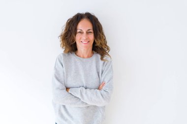 Kıvırcık saçlı güzel orta yaş kadın neşeli ve gülümseyen 