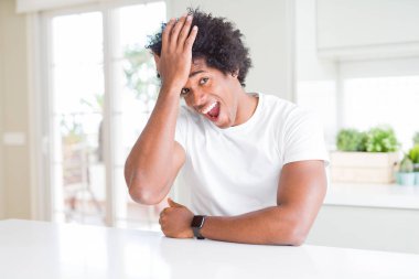 Evde oturan rahat beyaz t-shirt giyen genç Afrikalı Amerikalı adam hata için baş el ile şaşırdı, hata hatırlıyorum. Unuttum, kötü bellek kavramı.