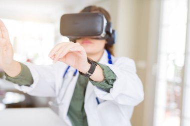 Doktor kadının cerrahi simülasyon sanal gerçeklik gözlükle yapması