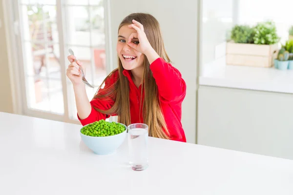 Bella Ragazza Mangiare Piselli Verdi Sani Con Viso Felice Sorridente — Foto Stock