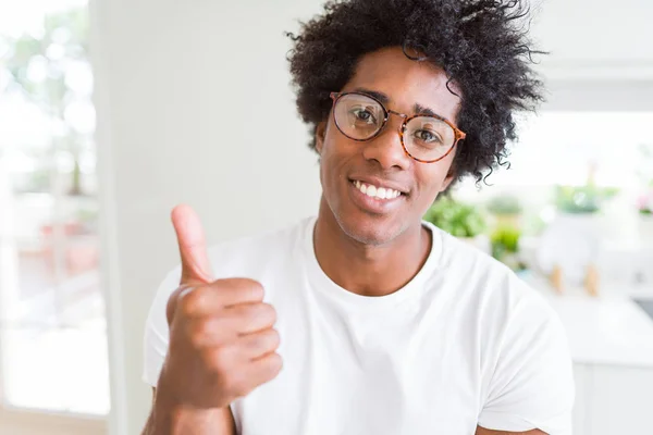 Hombre Afroamericano Con Gafas Haciendo Gesto Feliz Con Mano Aprobación — Foto de Stock