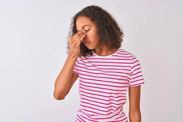 Mujer Brasileña Joven Que Usa Una Camiseta Rayas Rosadas Pie — Foto de Stock