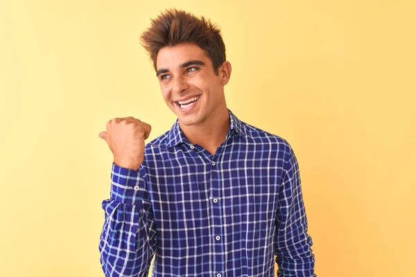 Junger Gutaussehender Mann Lässigem Hemd Vor Isoliertem Gelben Hintergrund Lächelnd — Stockfoto