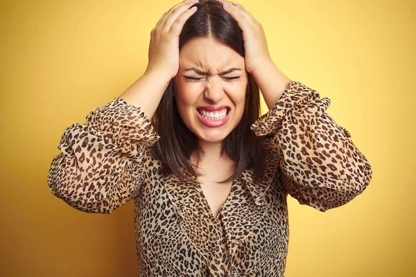 Joven Hermosa Morena Con Camisa Leopardo Sobre Fondo Amarillo Aislado —  Fotos de Stock