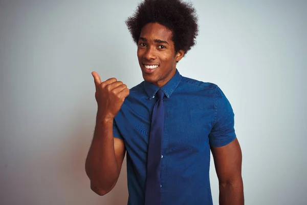 Amerikai Üzletember Afro Hajat Visel Kék Inget Nyakkendő Elszigetelt Fehér — Stock Fotó
