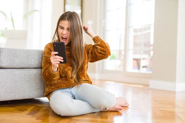 Menina Bonita Criança Enviando Uma Mensagem Usando Smartphone Irritado Frustrado — Fotografia de Stock