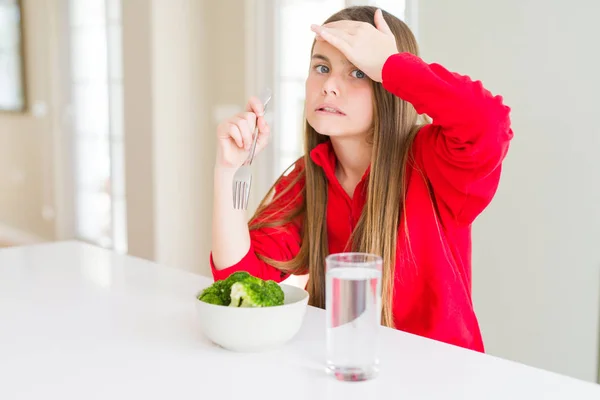 新鮮なブロッコリーを食べて 水を飲む美しい若い女の子は 頭の上に手でストレスを与え 恥と驚きの顔でショックを受け 怒りとイライラ 間違いに対する恐怖と動揺 — ストック写真