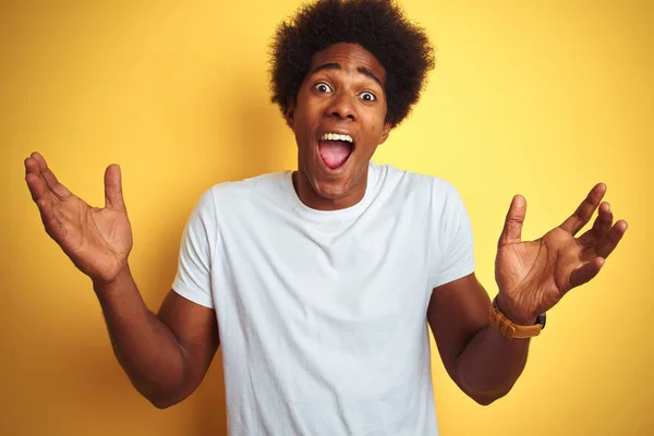 Amerikaanse Man Met Afro Haar Dragen Wit Shirt Staande Geïsoleerde — Stockfoto