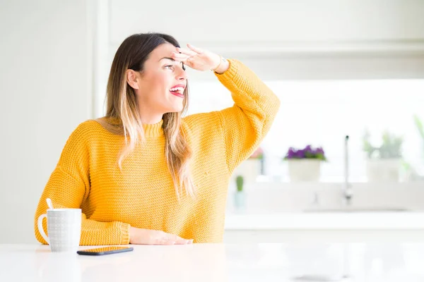 Joven Hermosa Mujer Bebiendo Una Taza Café Casa Muy Feliz — Foto de Stock