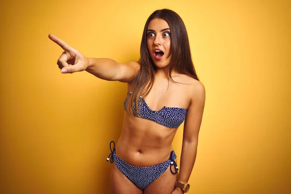 Joven Hermosa Mujer Vacaciones Con Bikini Pie Sobre Fondo Amarillo — Foto de Stock