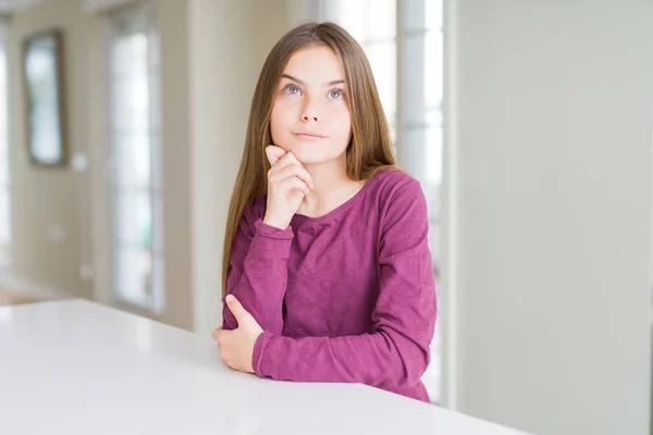 Menina Bonita Criança Mesa Branca Com Mão Queixo Pensando Sobre — Fotografia de Stock