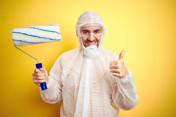 Joven Hombre Usando Equipo Pintor Sosteniendo Rodillo Pintura Sobre Fondo — Foto de Stock